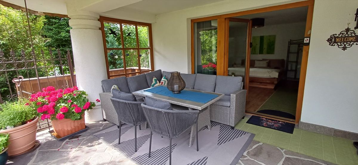 Eingang und Terrasse – Ferienwohnung