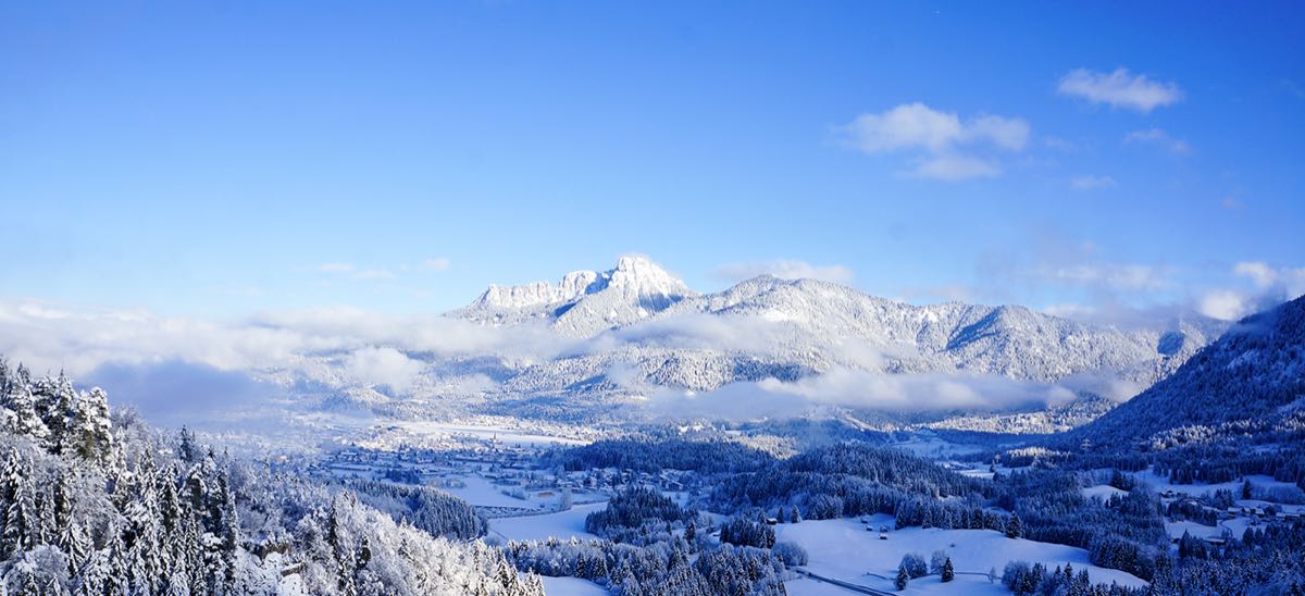 Winterpanorama über dem Tal – Naturparkregion Reutte
